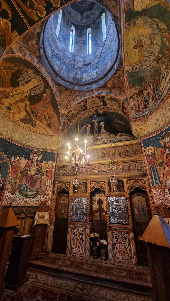 inside_sinaia_monastery
