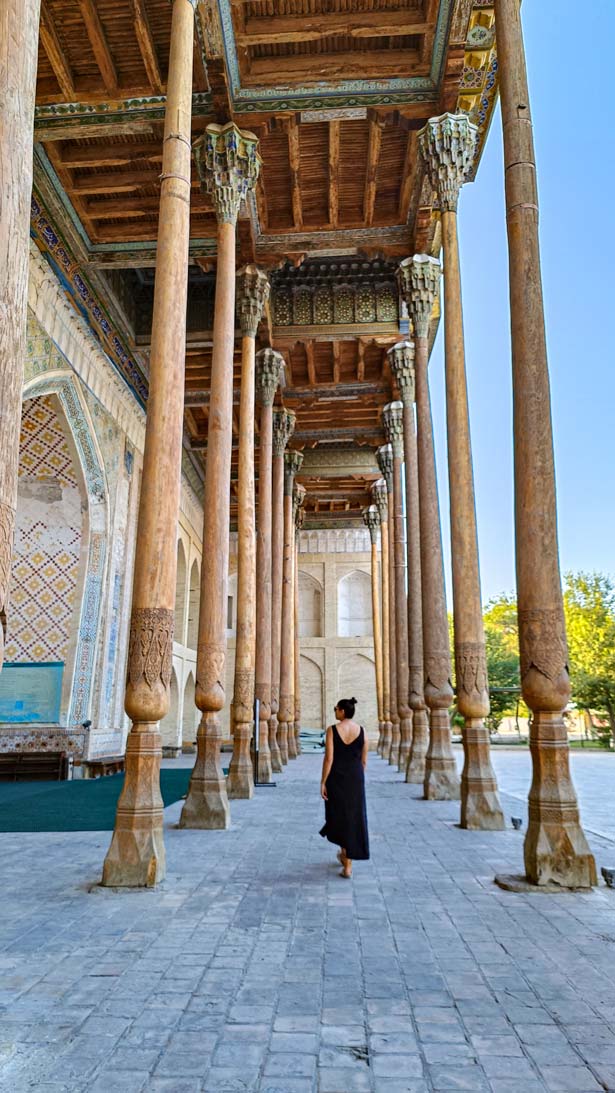 Bolo_Hauz_Mosque
